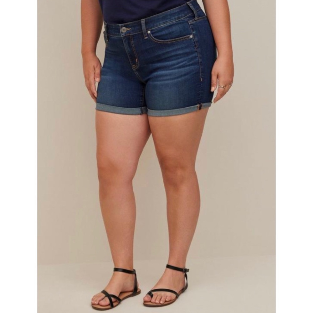 🆕 5 Inch Super Soft Mid Rise Blue Denim Jean Short Size 24 NWT Torrid New! Plus